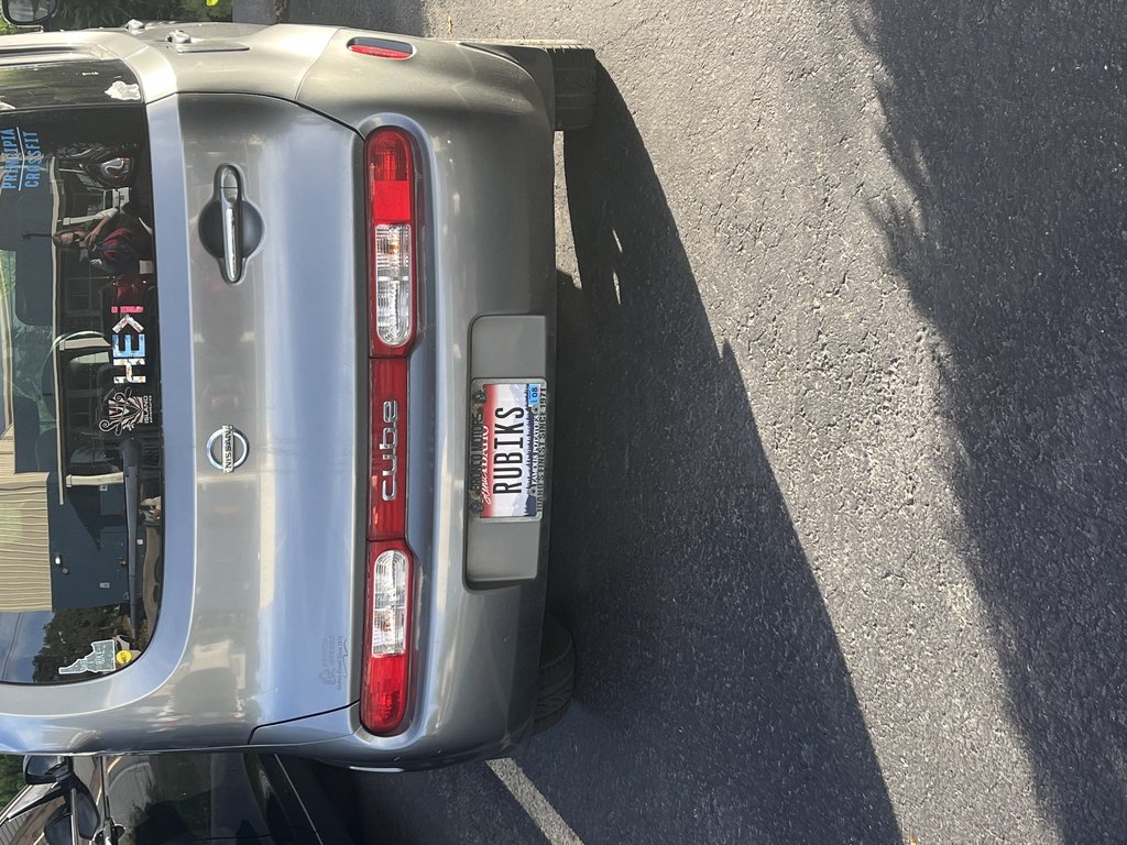 License plate: RUBIKS